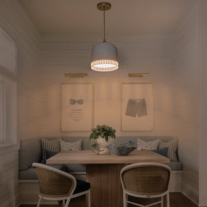 1-flammige Pendelleuchte aus goldfarbenem Eisen in halbkuppelförmigem Design mit mattweißem Metallschirm und Aushöhlungen für das Wohnzimmer