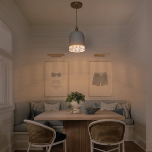 1-flammige Pendelleuchte aus goldfarbenem Eisen in halbkuppelförmigem Design mit mattweißem Metallschirm und Aushöhlungen für das Wohnzimmer