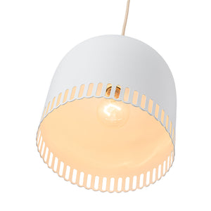 1-flammige Pendelleuchte aus goldfarbenem Eisen in halbkuppelförmigem Design mit mattweißem Metallschirm und Aushöhlungen für das Wohnzimmer