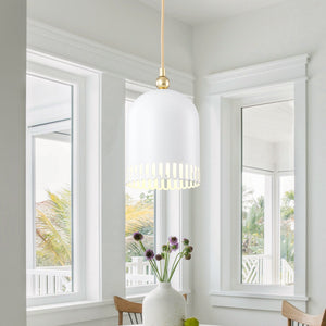 1-flammige Pendelleuchte aus goldfarbenem Eisen in halbkuppelförmigem Design mit mattweißem Metallschirm und Aushöhlungen für das Wohnzimmer