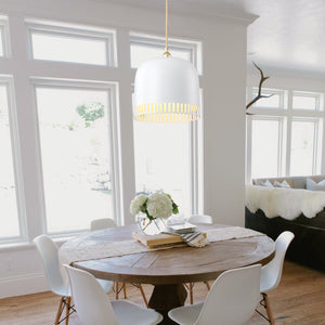 1-flammige Pendelleuchte aus goldfarbenem Eisen in halbkuppelförmigem Design mit mattweißem Metallschirm und Aushöhlungen für das Wohnzimmer