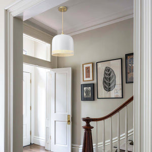 1-flammige Pendelleuchte aus goldfarbenem Eisen in halbkuppelförmigem Design mit mattweißem Metallschirm und Aushöhlungen für das Wohnzimmer