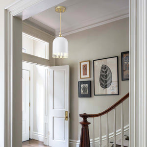 1-flammige Pendelleuchte aus goldfarbenem Eisen in halbkuppelförmigem Design mit mattweißem Metallschirm und Aushöhlungen für das Wohnzimmer