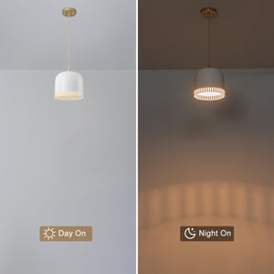 1-flammige Pendelleuchte aus goldfarbenem Eisen in halbkuppelförmigem Design mit mattweißem Metallschirm und Aushöhlungen für das Wohnzimmer