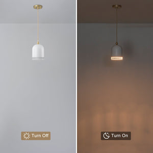 1-flammige Pendelleuchte aus goldfarbenem Eisen in halbkuppelförmigem Design mit mattweißem Metallschirm und Aushöhlungen für das Wohnzimmer