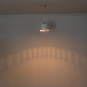1-flammige Pendelleuchte aus goldfarbenem Eisen in halbkuppelförmigem Design mit mattweißem Metallschirm und Aushöhlungen für das Wohnzimmer