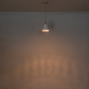 1-flammige Pendelleuchte aus goldfarbenem Eisen in halbkuppelförmigem Design mit mattweißem Metallschirm und Aushöhlungen für das Wohnzimmer