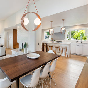 Suspension ovale moderne 2 lumières 20 po en noyer avec globes en verre blanc pour salle à manger, îlot de cuisine